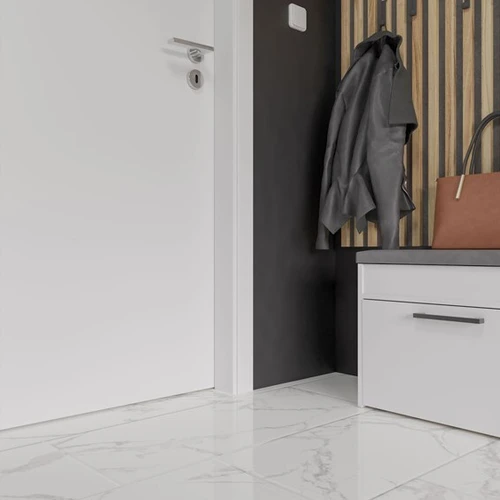 Patogi batų spintelė su vidiniu išplanavimu ir minkštu sėdynės suoleliu