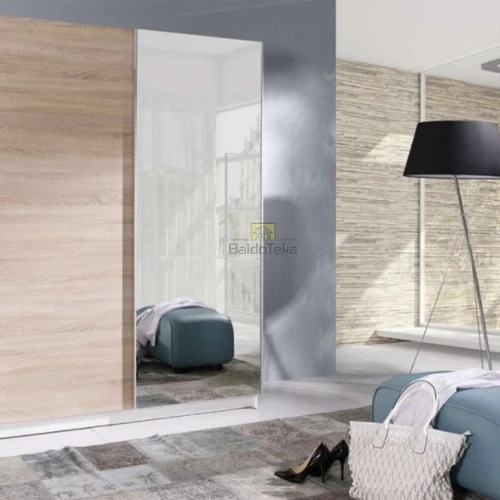 Balta matinė spinta su šviesaus ąžuolo detalėmis