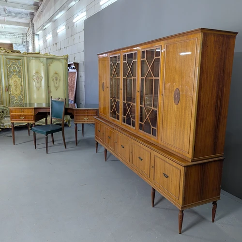 Klasikinė knygų spinta natūralaus medžio faktūra