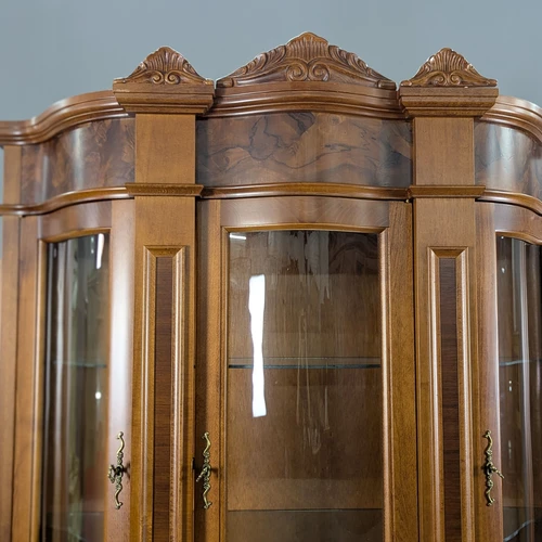 Itališko stiliaus raudonmedžio indauja su vitrinomis