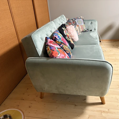 Šviesiai žydra trivietė sofa – komfortas ir elegancija viename