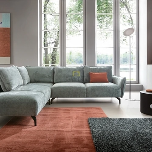 Ergonomiškos sofos su metalinėmis kojelėmis ir kokybiniu užpildu