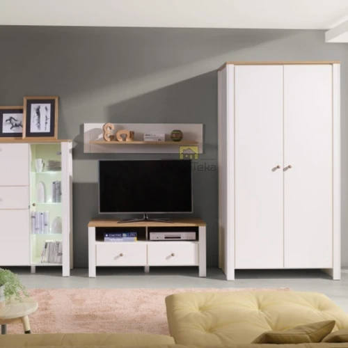 Kreminė spinta su auksiniu ąžuolu – erdvė ir stilius