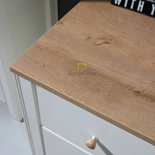 Elegantiški kreminiai spintos su auksiniu ąžuolu