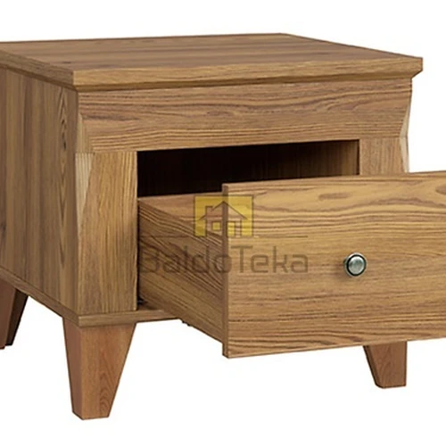 Komoda su tylaus uždarymo sistema ir metalinėmis rankenėlėmis