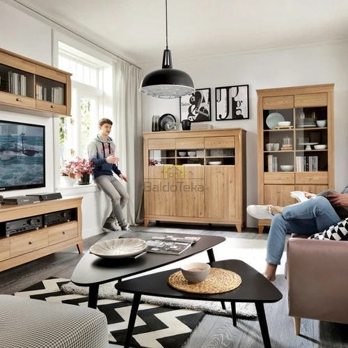 Stilinga spinta auksinio maumedžio atspalviu