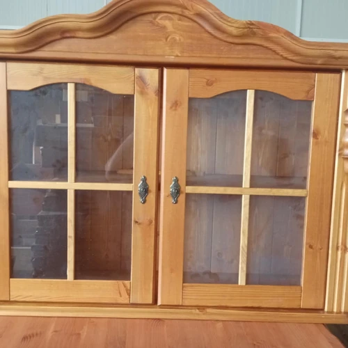 Elegantiška pakabinama MEDŽIO MASYVO vitrina su dviem galog. lemputėmis