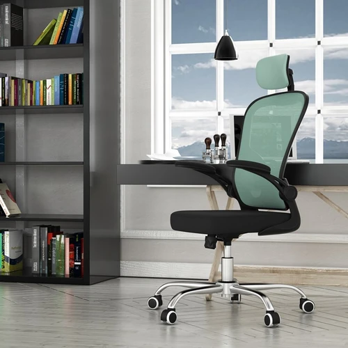 Kėdė su patogiais porankiais ir reguliuojamu pasvirimu