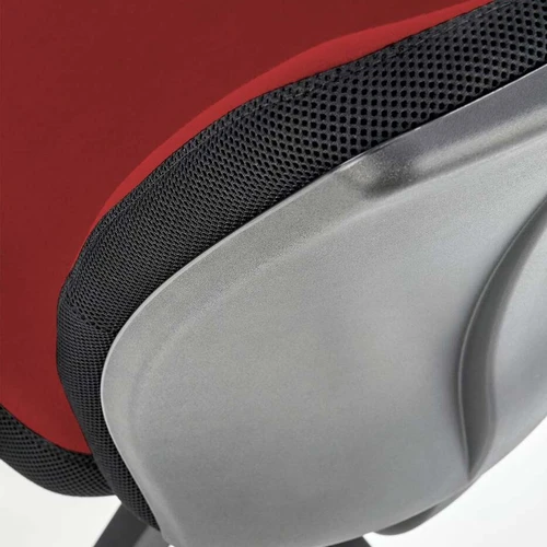 Kompaktiška sėdynė su reguliuojamais porankiais ir stumdoma funkcija