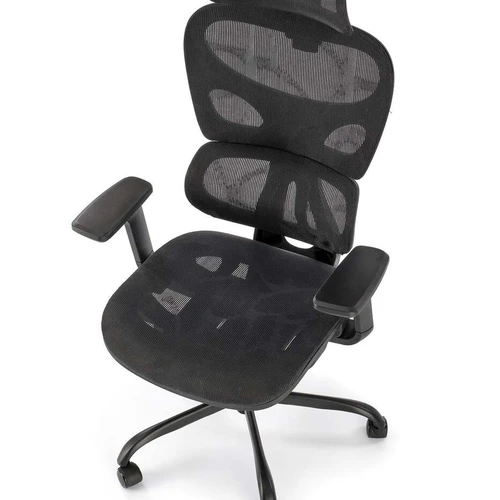 Reguliuojama galvos atrama ir porankiai juodoje kėdėje