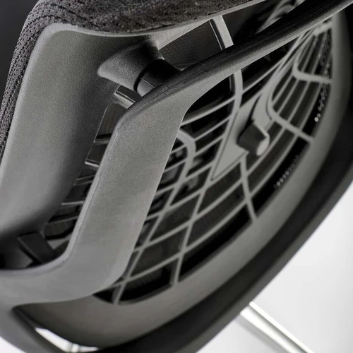 Stilinga juoda kėdė su stumdoma sėdyne ir tinkleliu