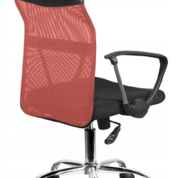 Patogi kėdė su chromuota kryžme ir tinkleliu