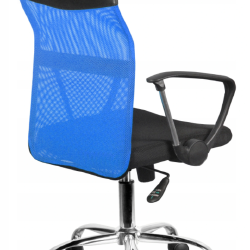 Mėlynos kėdės su chromuotais elementais ir reguliuojama sėdyne