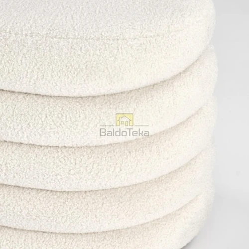 Stilingas kreminis fotelis su bouclé audiniu ir metaliniu pagrindu