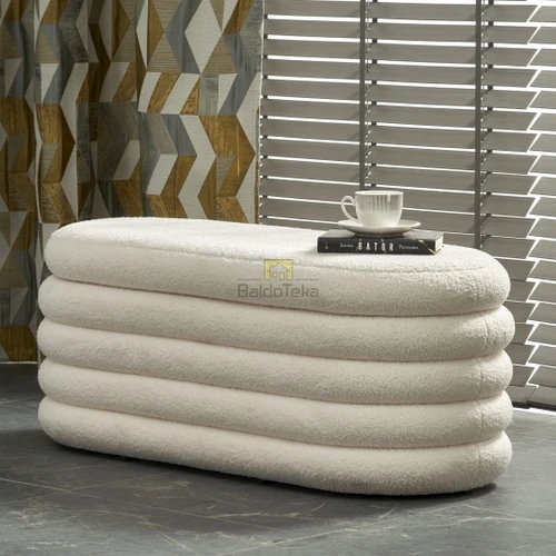 Kreminis fotelis su moderniu bouclé audiniu ir metalo detalėmis