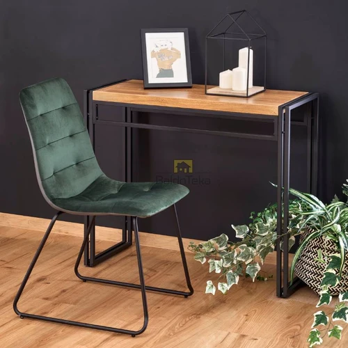 Auksinio ąžuolo ir juodos spalvos stalas – tobulas derinys