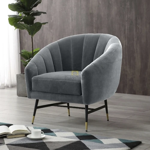 Moderni juoda veliūrinė kėdė su reguliuojama aukščiu