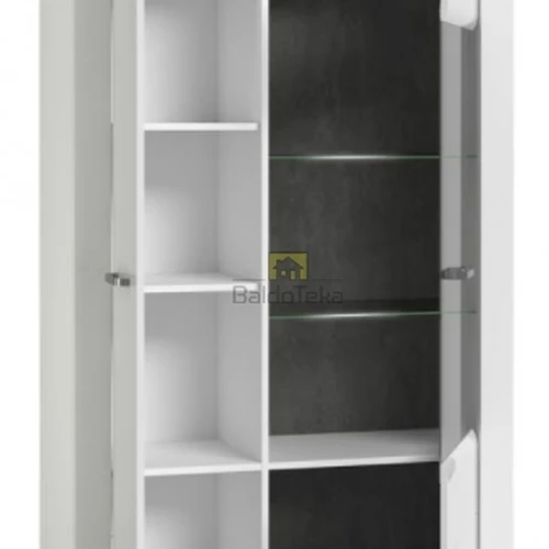 Moderni spinta su metalinėmis rankenėlėmis