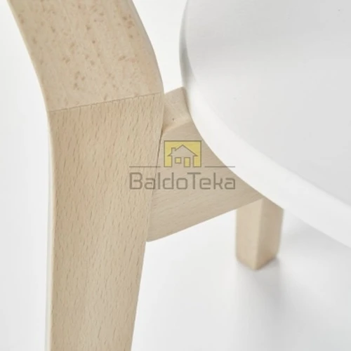 Šiuolaikiška balta kėdė su natūraliu medžiu