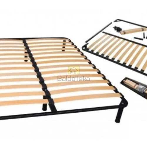 Minimalistinė balta lova su natūraliu ąžuolo atspalviu