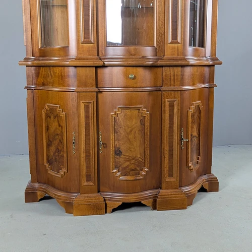 Erdvi indų spinta su puošniais fasadais