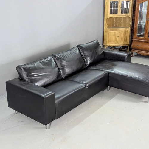 Patogi kampinė sofa su minkštais atlošais