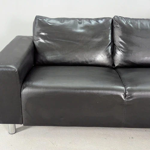 Juoda kampinė sofa – šiuolaikiška ir patogi