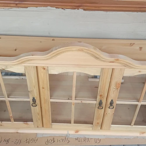 Moderni vitrina ANTENA Heangevitrine su 2 durimis