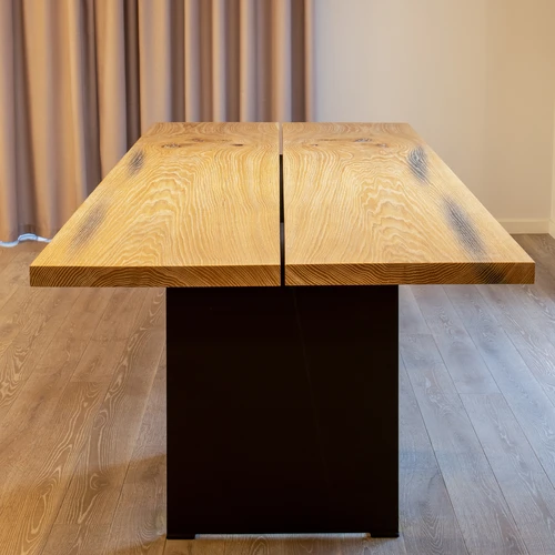 Stalviršis su gyslomis ir metalinėmis kojom