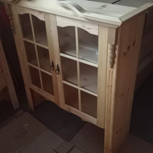 Prahojanti medžio masyvo vitrina su LED apšvietimu