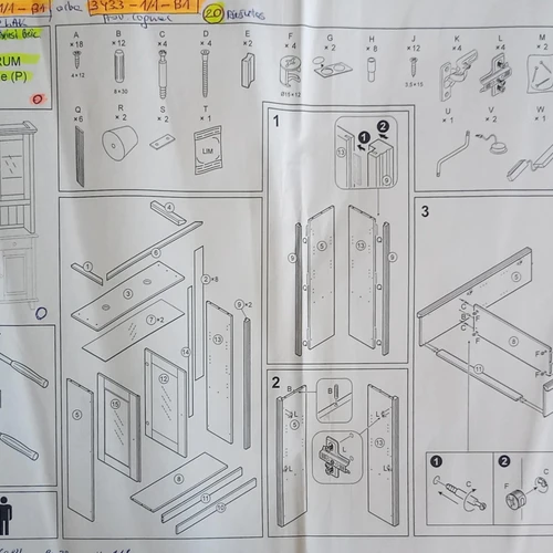 Elegantiška medžio masyvo vitrina su šviesa