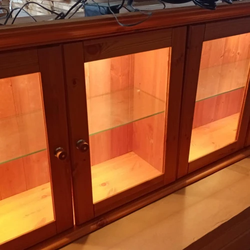 Erdvi 2 durų vitrina su stikl. lentynomis