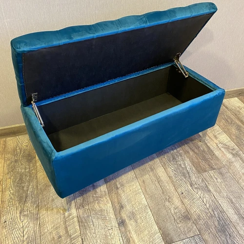 Modernūs minkštuoliai su metalinėmis kojelėmis