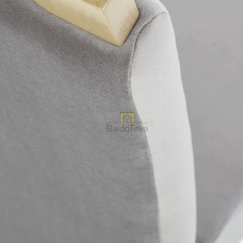 Natūralaus medžio ir velveto derinys sofos dizaine