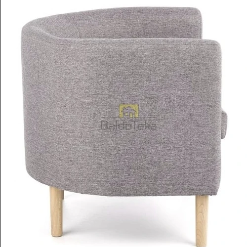 Stalas su natūralaus medžio ir pilkos spalvos gobelenu