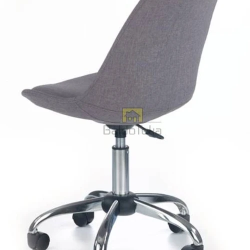 Patogi kėdė su metaliniu pagrindu ir plastikiniais ratais