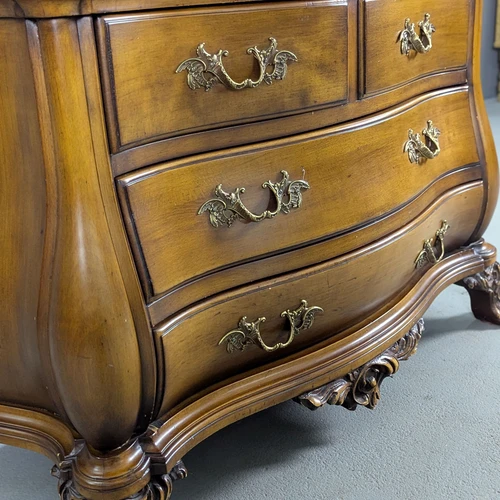 Prabangi indauja su aukso atspalvio vidumi ir stiklo lentynomis