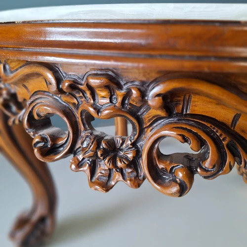 Išskirtinis raižytas kavos staliukas klasikiniams interjerams