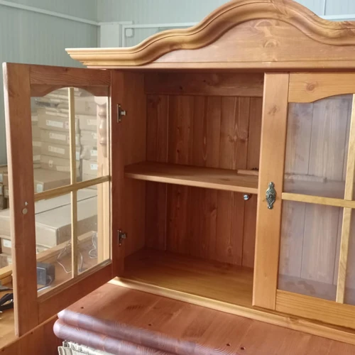 Ekskliuzyvus MEDŽIO MASYVO pakabinamas spintos modelis su apšvietimu