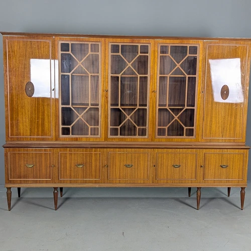 XX a. vidurio indauja su stalčiais ir spintelėmis