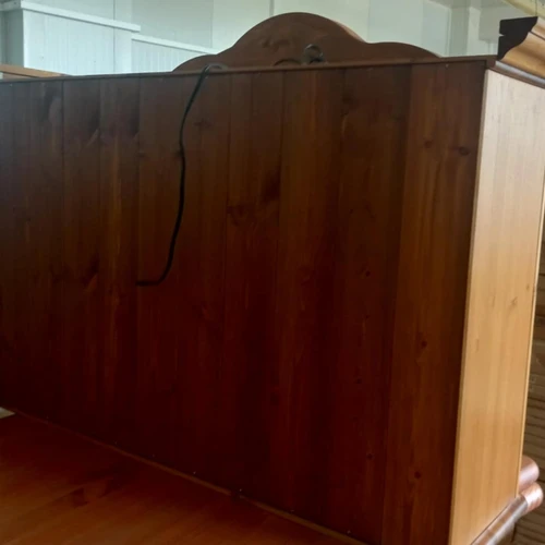 Dizaineriška pakabinama MEDŽIO MASYVO vitrina su moderniu apšvietimu