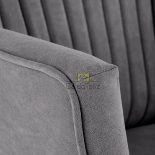 Elegantiškas veliūrinis fotelis su mediniais elementais