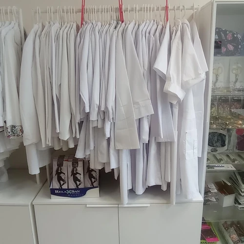 Drabužių parduotuvės kabyklos su lentynomis