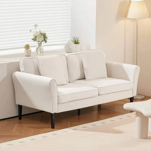 Aksominė tekstūra – jauki balta sofa namams
