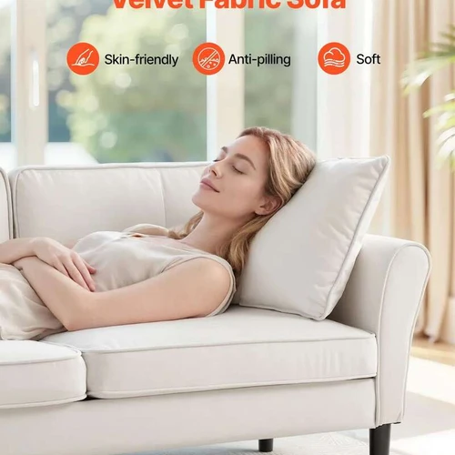 Kompaktiška dvivietė sofa su minkštomis pagalvėlėmis