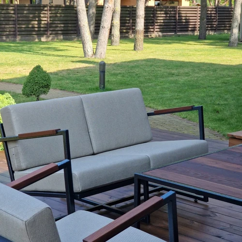 Moderni dvivietė sofa balkonui ir terasaiDvivietė sofa su metaliniu rėmu ir termo uosiuAtspari drėgmei lauko sofa su reguliuojamomis kojelėmisPremi