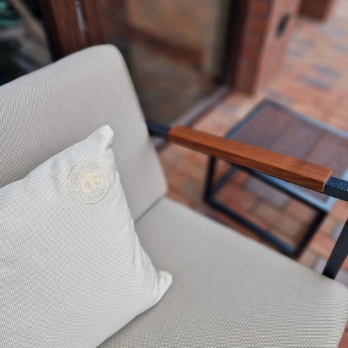 Moderni dvivietė sofa balkonui ir terasaiDvivietė sofa su metaliniu rėmu ir termo uosiuAtspari drėgmei lauko sofa su reguliuojamomis kojelėmisPremi