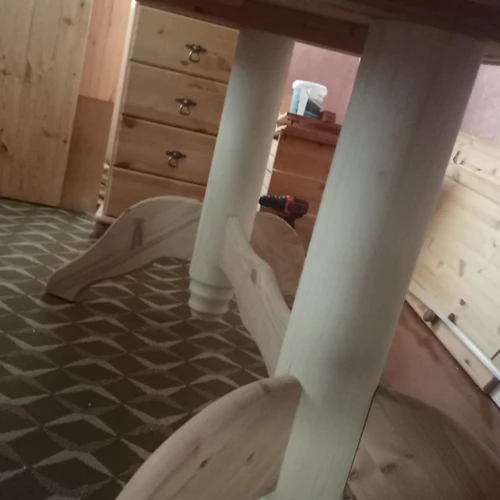 Stalas DOKKA – erdvus ir patvarus baldų šedevras