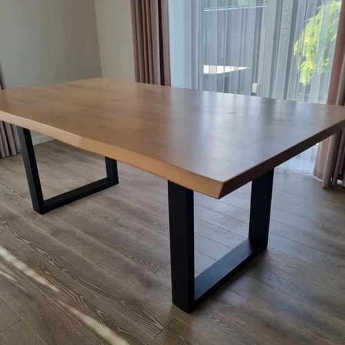 Masyvus ąžuolo pietų stalas su tvirtomis metalinėmis kojomis