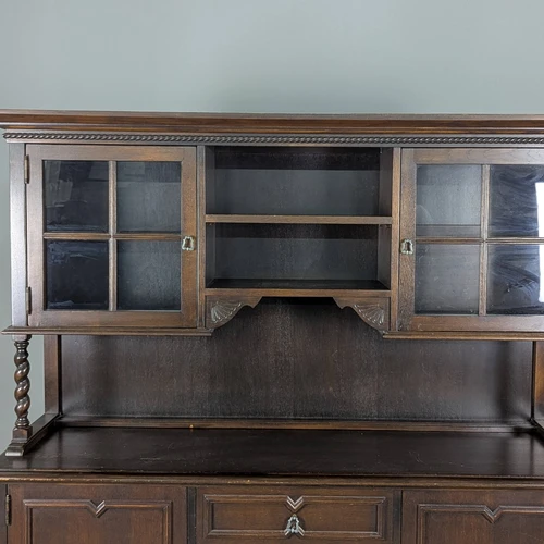 Išraiškingas medinis bufetas valgomajui